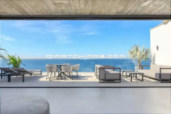 Super Luxo na Praia de Copacabana com elevador interno.