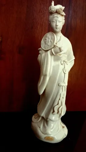 Estatueta Budista porcelana Kuan Yin