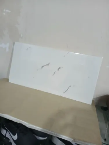 Revestimento de parede branco imitação mármore.