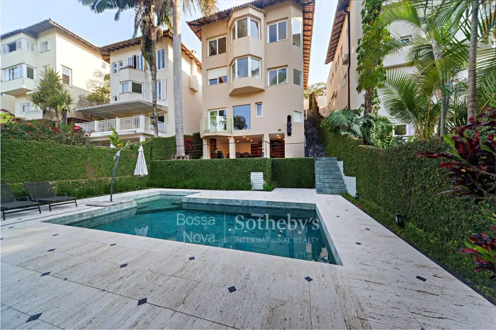 Casa em condomínio com vista permanente para área verde e área de lazer completa