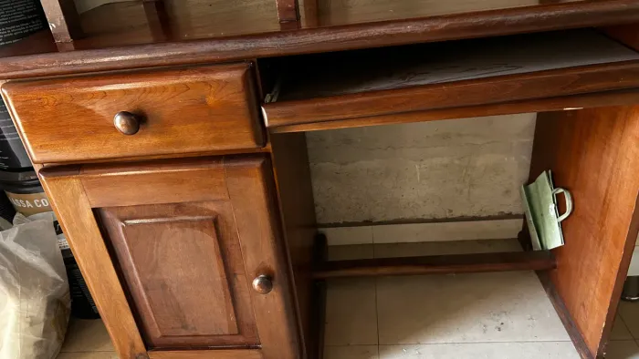 Vendo Armário de Madeira com Porta - Ideal para Organização