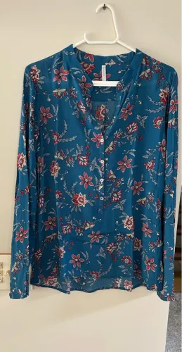 Blusa floral azul