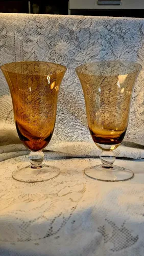 Par de Taças para vinho, água,  sobremesas,  decoração na cor âmbar. Itália anos 80 Novas