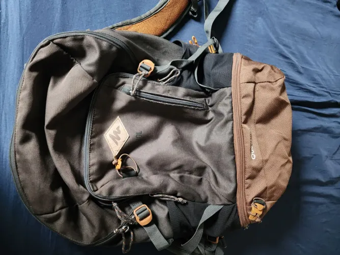 Mochila Quechua 30L - Ideal para Trilhas e Dia a Dia