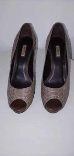 Sandália ?Arezzo (modelo: Scarpin "croco") em couro legítimo. Tam.36 (Usada).