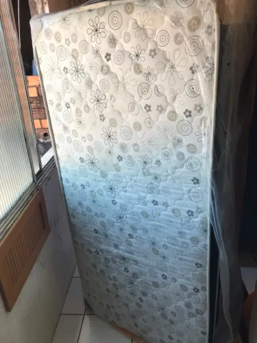 Vende-se cama de solteiro
