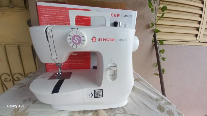 Máquina de costura Zig Zag seminova