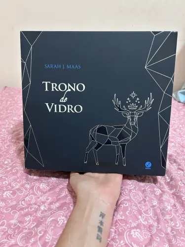 Vende-se box de livro Trono de Vidro 