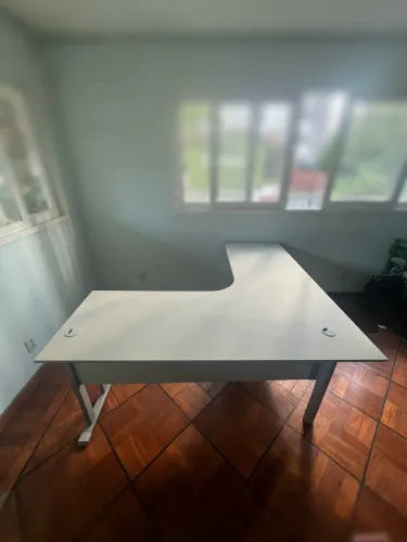 Mesa de escritório em L