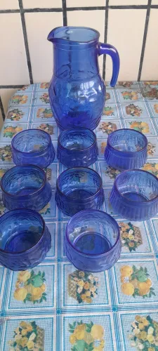 Oito pote de sobremesa e uma jarra