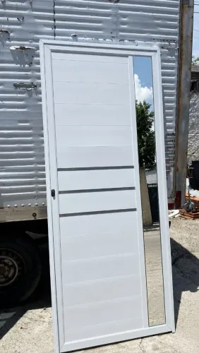 Porta com vidro espelhado
