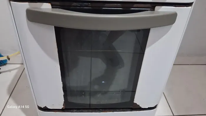 Vendo fogão esmaltec em bom estado de uso com algumas alvarias mais nada que possa afetar