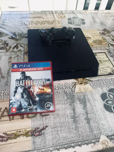 PlayStation 4 Semi-Novo 800GB, 1 Controle.
