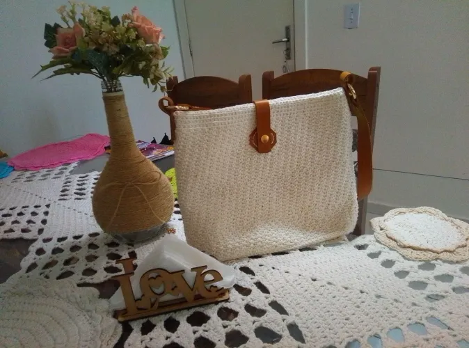Bolsas de crochê com alças de couro 