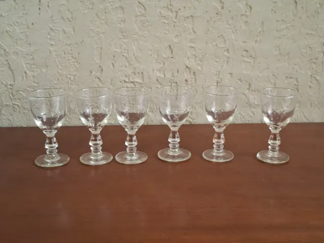 Jogo com 6 minis taças vintage para licor ou vinho do porto,com lapidação estrela