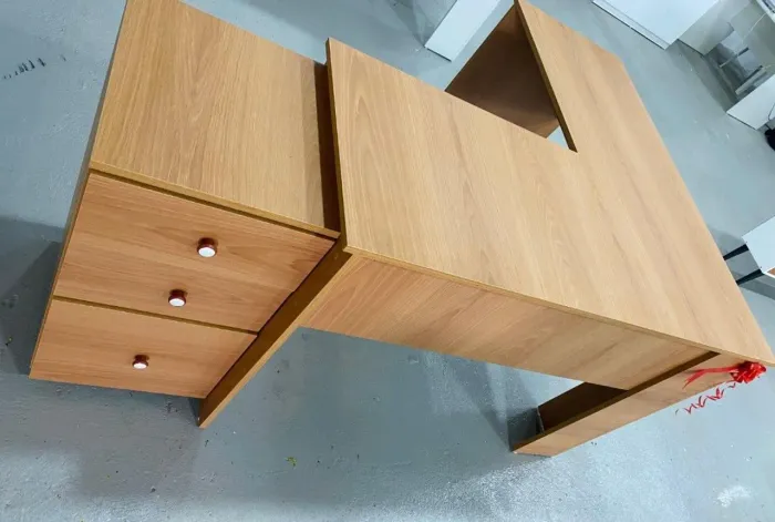 Mesa L com gaveteiro amadeirado