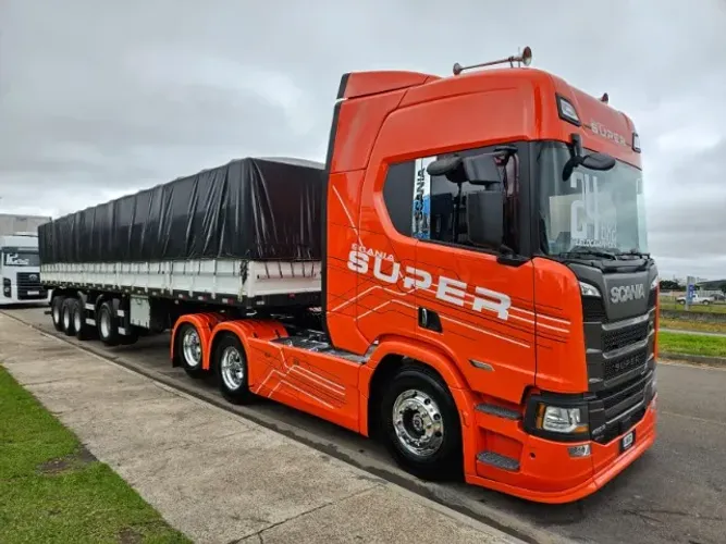 Scania R460 SUPER Tração 6x2 Ano 24 baixo km + 4 eixo graneleiro Facchini Ano 22 13.5 mts