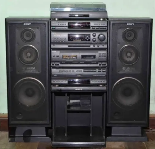 Aparelho de som 4 em 1, SONY, para 5 CDs, K7, Rádio e Pick-up. Acompanha rack