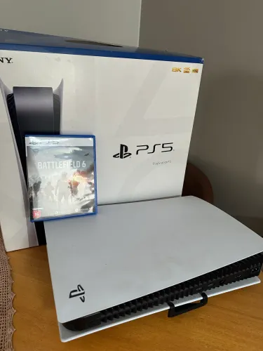 PS5 825GB com leitor + 2 controles + Battlefield 6 + acessórios