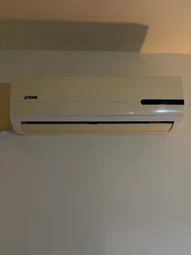 AR CONDICIONADO QUENTE E FRIO 9000BTUs 220V
