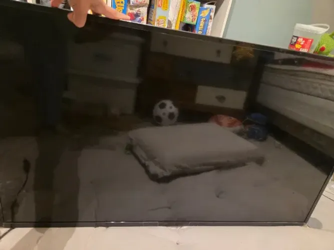 TV LED 43'' com defeito