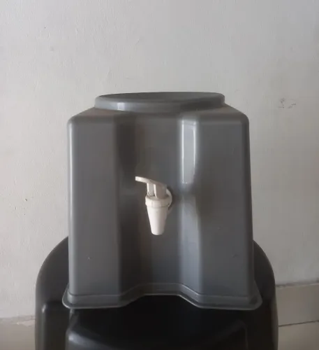 Galão de água com suporte