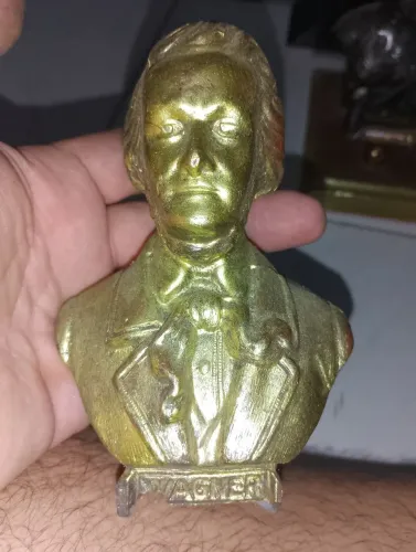 Busto decorativo em metal