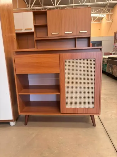 buffet Bourbon da é feito 100% em MDF e possui uma porta com aplique de palha indiana