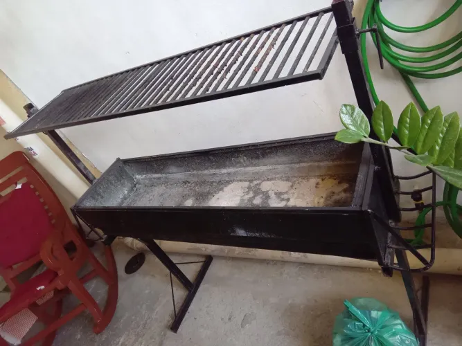 Churrasqueira top e bem reforçada pra quem deseja abrir um churrasquinho.