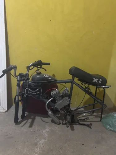 Bike motorizada,só está faltando as calha e os pneus.valor 400