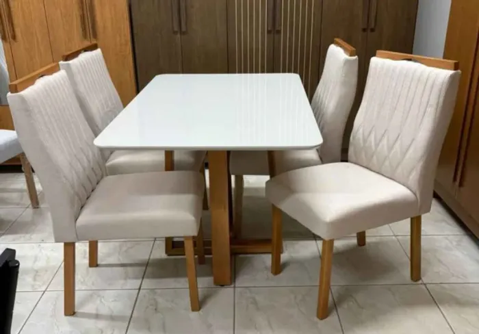 Mesa de jantar com 4 cadeira toda em madeira