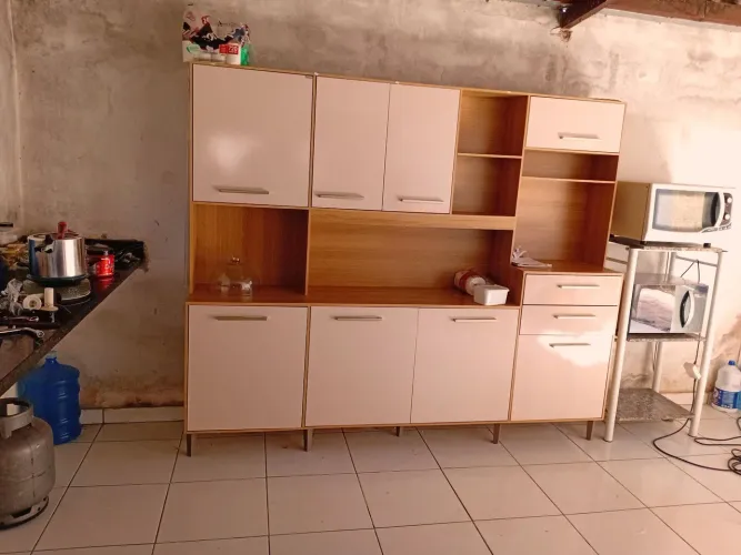 Vende-se armário seminovo com poucos meses de uso