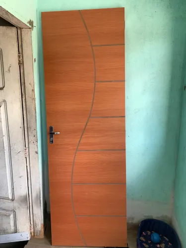 Porta em MDF com fechadura inclusa, sem cartilho! 230 aceito dinheiro ou pix.