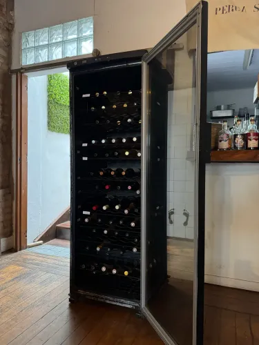 Adega 100 garrafas profissional pra vinhos ou cervejas