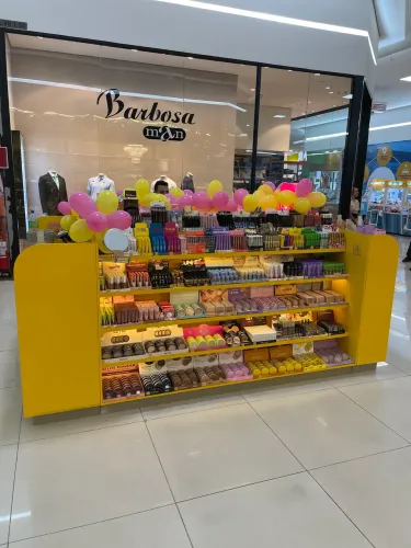 Quiosque de Prateleiras e Canaletas com Iluminação LED 2x3m em MDF - Estrutura Modular