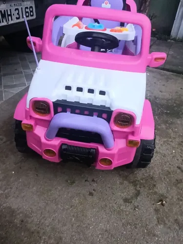 Carrinho de passeio e cadeirinha de alimentação portátil.