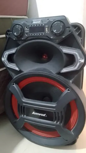 Vendo caixa de som semi nova com bluetooth, entrada pra microfone e violão