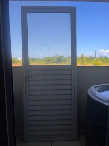 Porta de alumínio branco com vidro.
