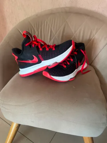 Tênis Nike lebron