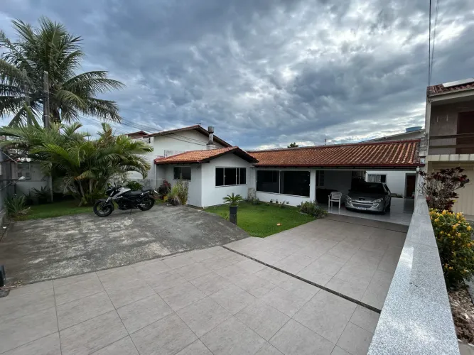 Imóvel a venda conta com Casa principal + 3 apartamentos para alugar