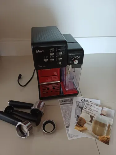 Cafeteira Oster PrimaLatte preta e vermelha
