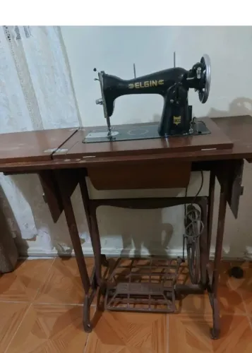 Máquina de costura com pedal