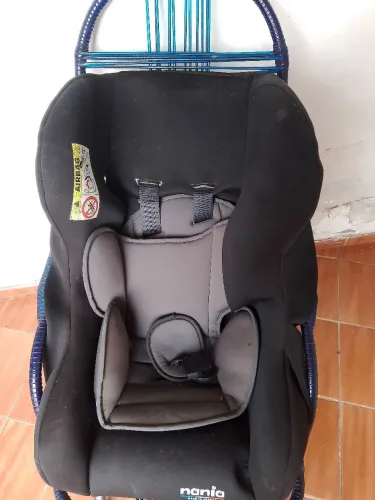 Cadeirinha infantil para carro.