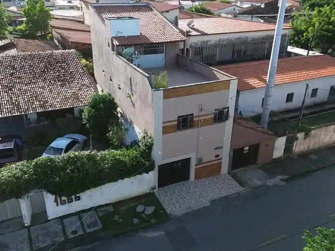 excelente casa com 3 pavimentos, 4 quartos, 4 vagas e bem localizada no Henrique Jorge