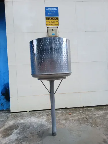 Lixeira de inox pra calçada *