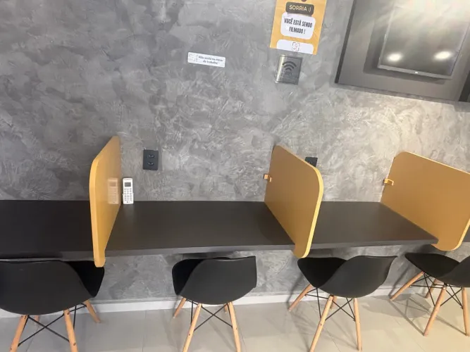 Bancada de parede com estações de trabalho 4 lugares