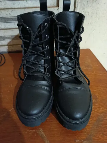 Vendo bota coturno tamanho 37 