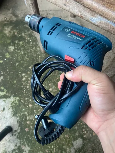 Furadeira e Parafusadeira Bosh 550w, usada duas vezes apenas