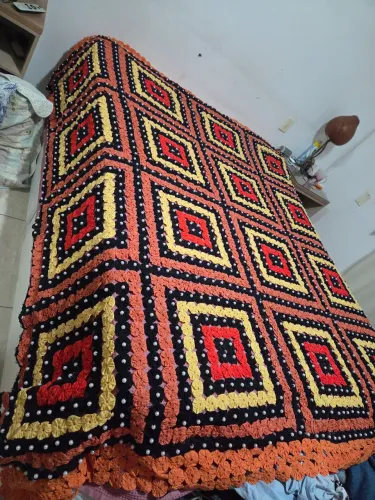 Colcha de casal feita de fuxico/crochê