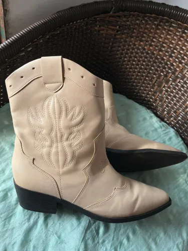 Bota Cano Médio Country Detalhe Bordado Sua Cia 